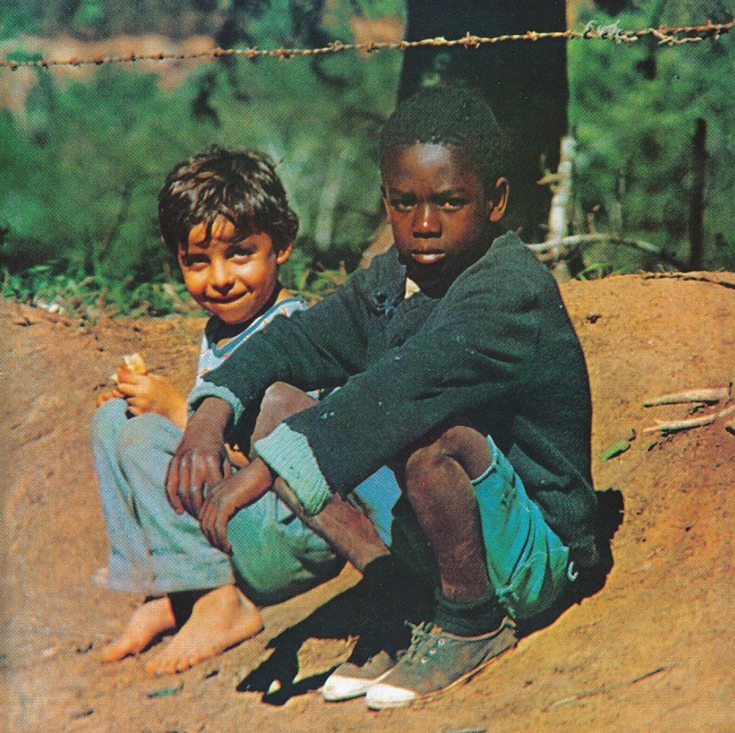 Clube da Esquina 1972 album cover — two boys on a dirt road
